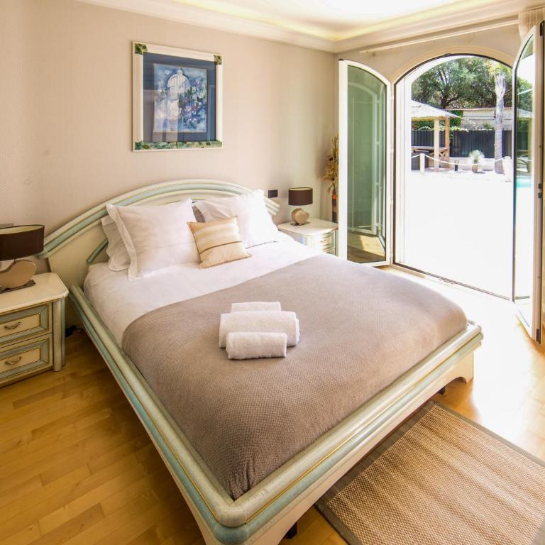 Stunning Villa with Large Pool, Billiard room and Mini-golf - Villa - 15