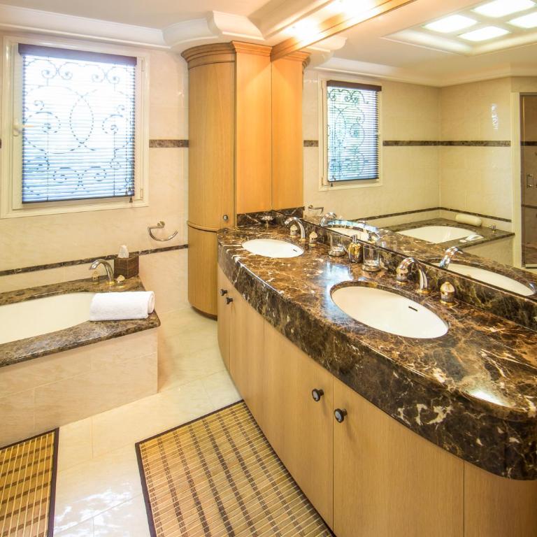 Stunning Villa with Large Pool, Billiard room and Mini-golf - Villa - 14