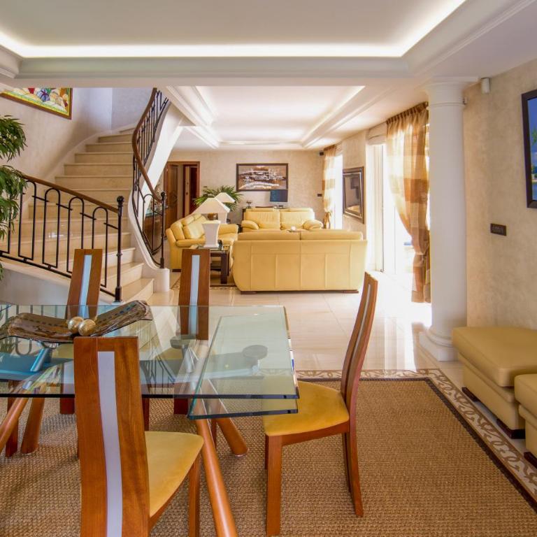 Stunning Villa with Large Pool, Billiard room and Mini-golf - Villa - 6