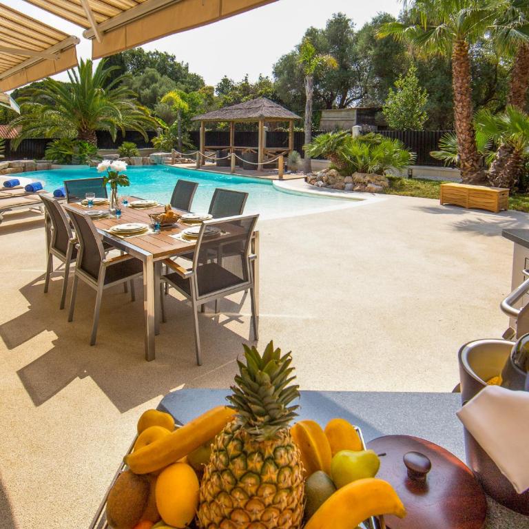 Stunning Villa with Large Pool, Billiard room and Mini-golf - Villa - 2