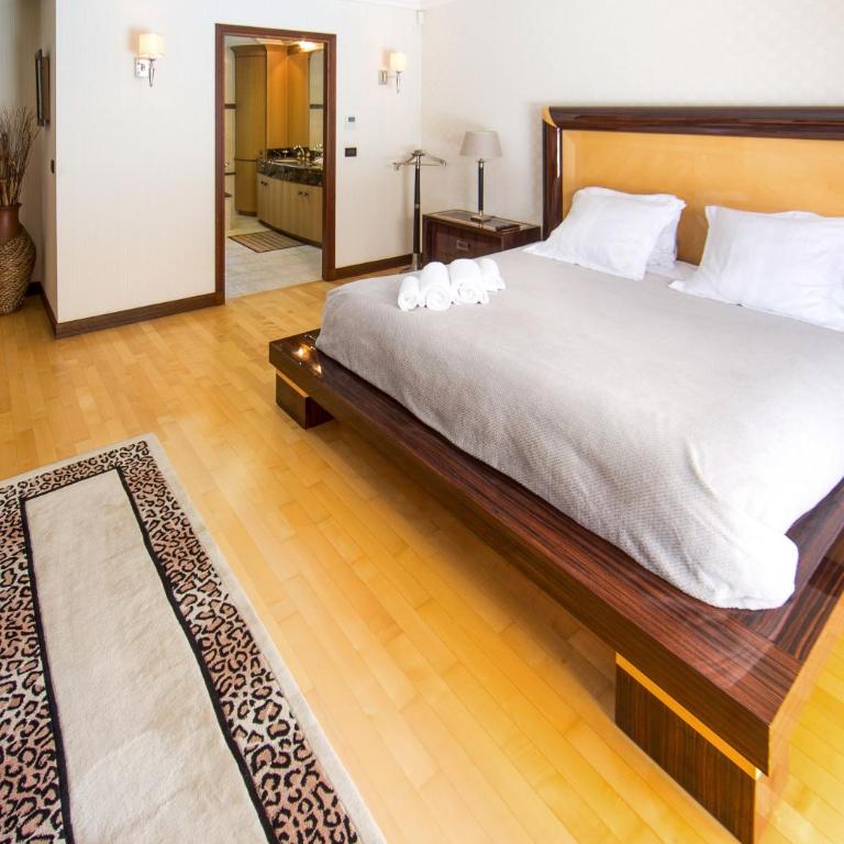 Stunning Villa with Large Pool, Billiard room and Mini-golf - Villa - 12