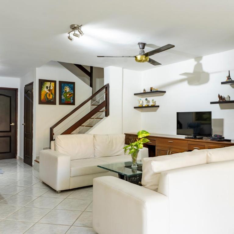 Casa en conjunto cerrado, frente al mar - Three-Bedroom House - 1