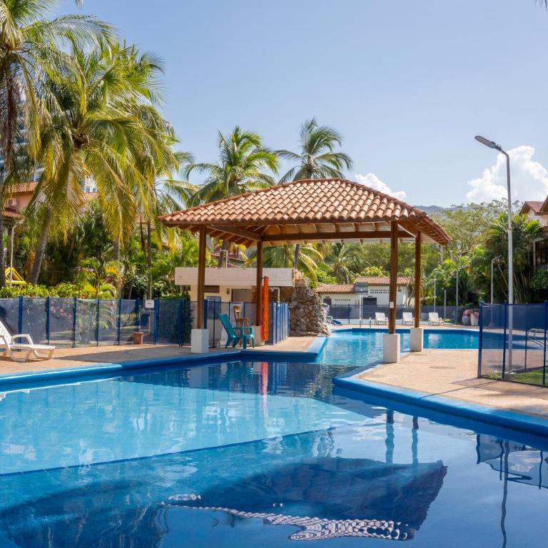 Casa en conjunto cerrado, frente al mar - Three-Bedroom House - 3