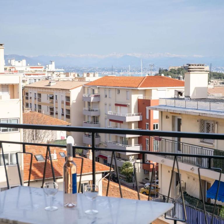 Antibes SkyView - central, cocooning avec terrasse et parking - Appartement - 10