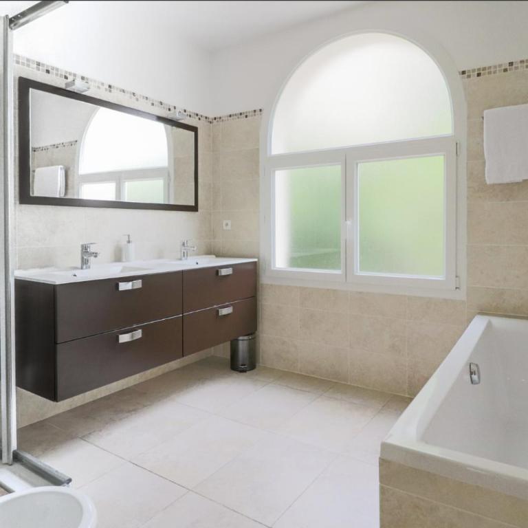 Charming Villa with Jacuzzi at 200m from beaches - Villa - 13