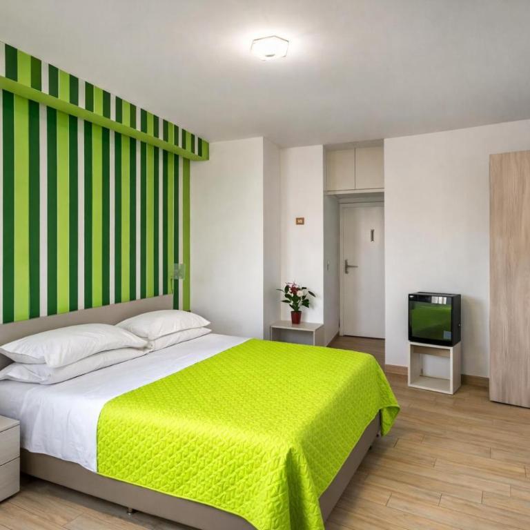 English Inn Rooms - Deluxe Double or Twin Room with Balcony - 1