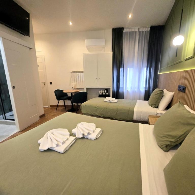 Hostal Main Street Madrid - Double Room with Extra Bed - 10