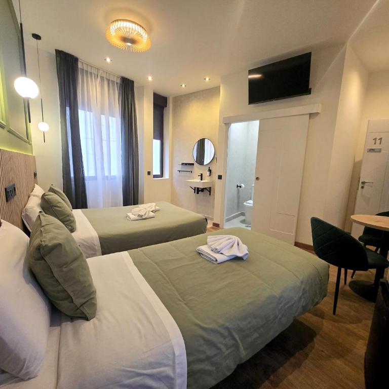 Hostal Main Street Madrid - Double Room with Extra Bed - 11