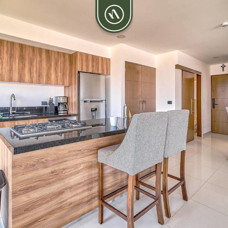 Equipped 1BR Condo with Private Balcony - Pool - Casa - 3