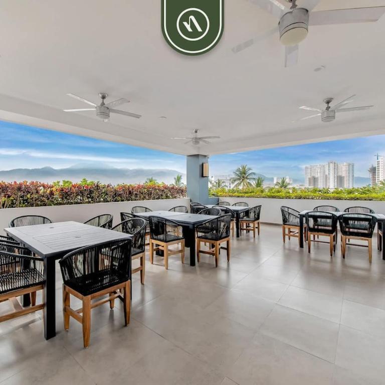 Equipped 1BR Condo with Private Balcony - Pool - Casa - 7