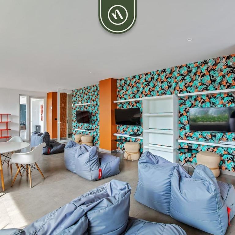 Equipped 1BR Condo with Private Balcony - Pool - Casa - 8