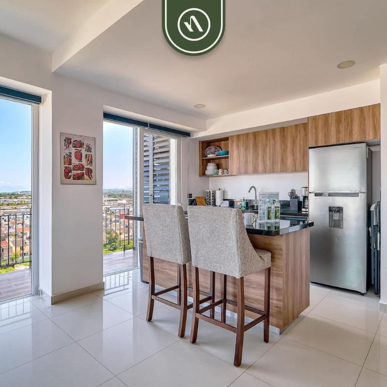 Equipped 1BR Condo with Private Balcony - Pool - Casa - 22