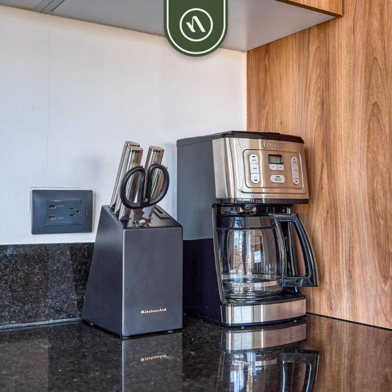 Equipped 1BR Condo with Private Balcony - Pool - Casa - 27