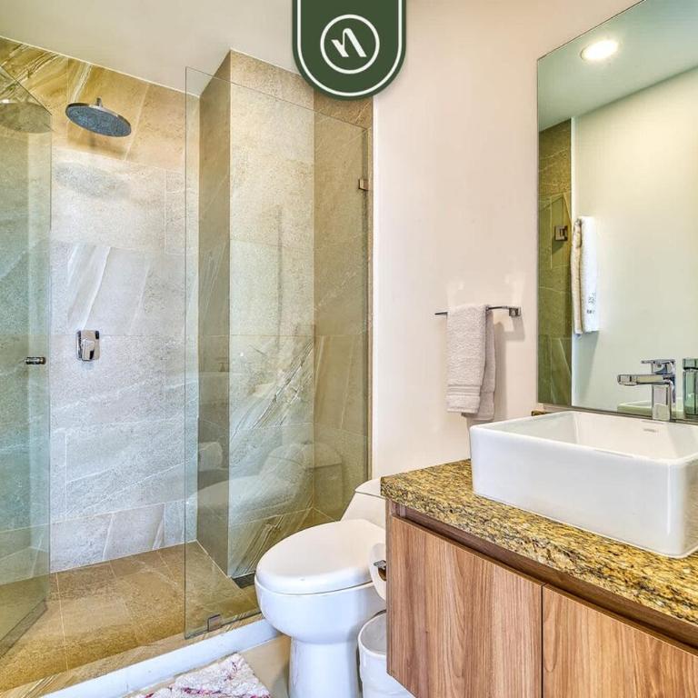 Equipped 1BR Condo with Private Balcony - Pool - Casa - 30