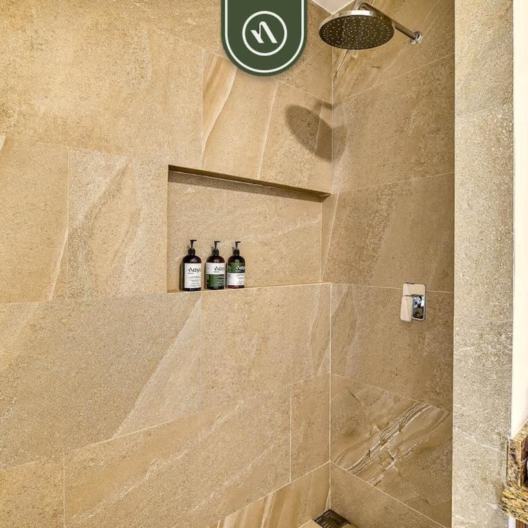 Equipped 1BR Condo with Private Balcony - Pool - Casa - 33