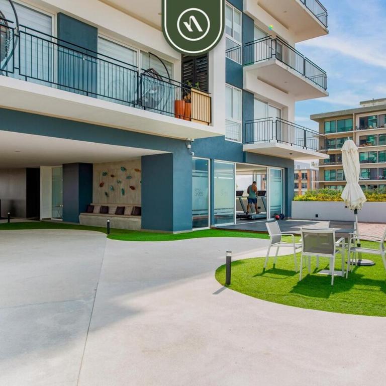 Equipped 1BR Condo with Private Balcony - Pool - Casa - 42