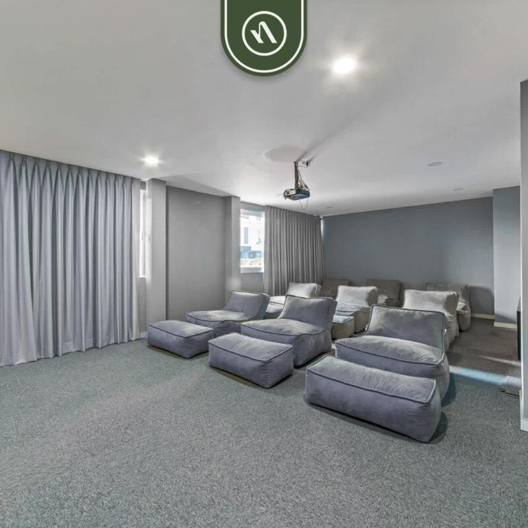 Equipped 1BR Condo with Private Balcony - Pool - Casa - 45
