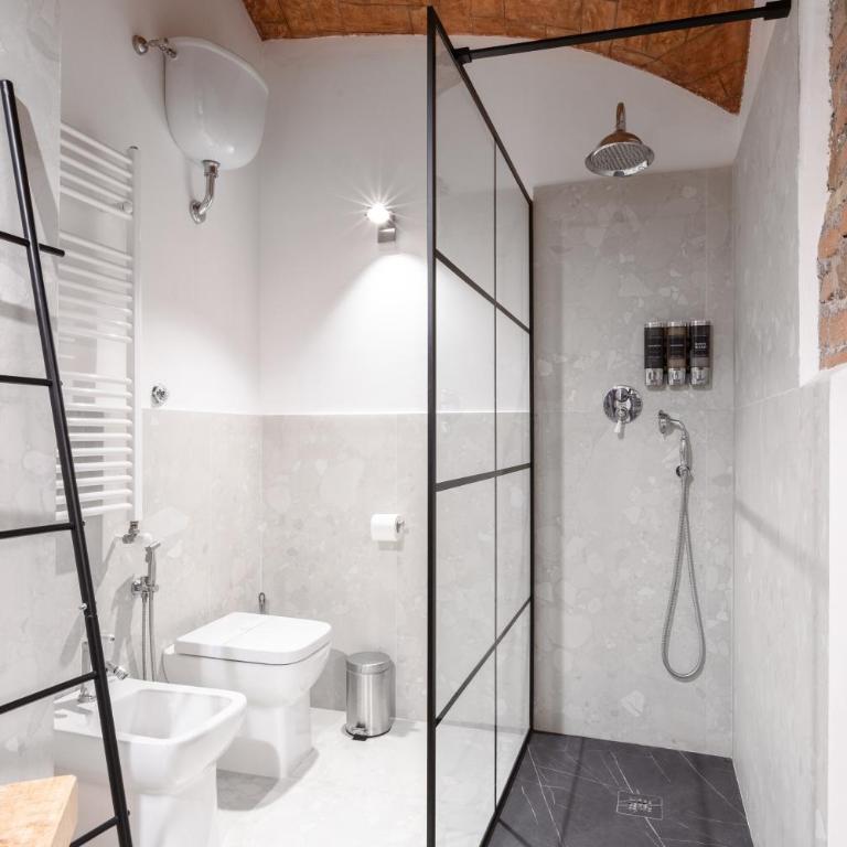 Italian Cinema 1960 Apartment - 500mt to Termini, 2 steps from Colosseum, A-C - Camera Quadrupla con Vasca - 28