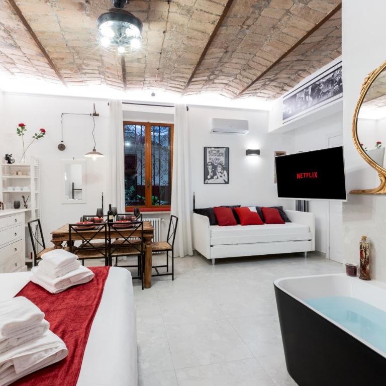 Italian Cinema 1960 Apartment - 500mt to Termini, 2 steps from Colosseum, A-C - Camera Quadrupla con Vasca - 4
