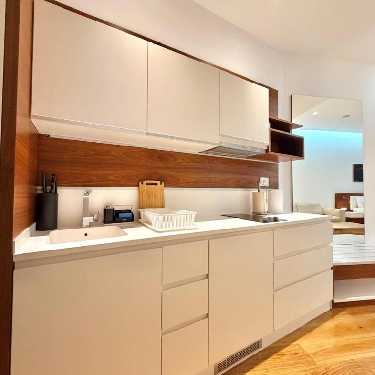 Condo Studio Plaza - Deluxe King Studio - 11