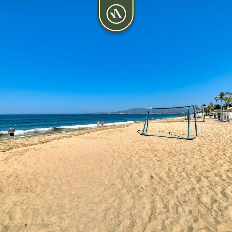 Beachfront 2BR Condo with Pool and Beachclub - Casa - 3