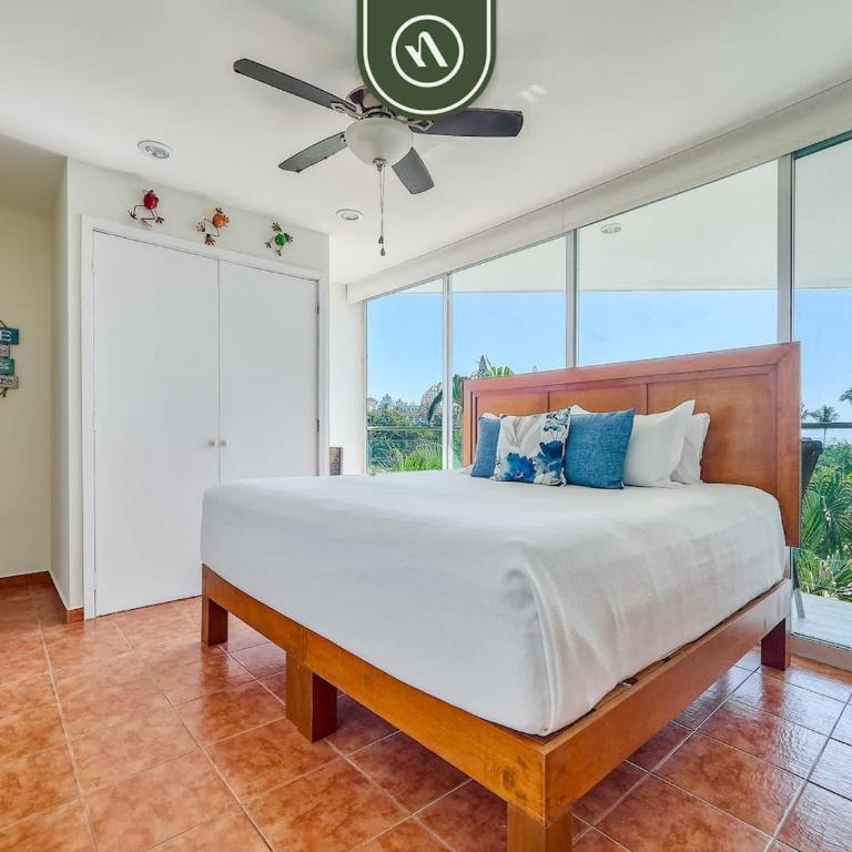 Beachfront 2BR Condo with Pool and Beachclub - Casa - 12