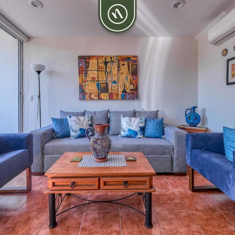 Beachfront 2BR Condo with Pool and Beachclub - Casa - 18