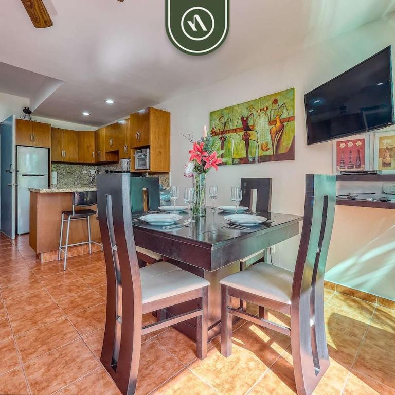Beachfront 2BR Condo with Pool and Beachclub - Casa - 24