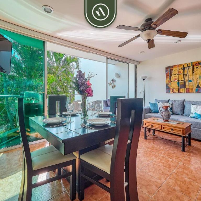 Beachfront 2BR Condo with Pool and Beachclub - Casa - 25