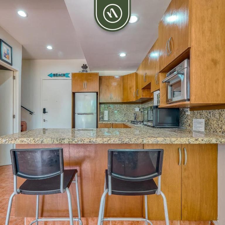 Beachfront 2BR Condo with Pool and Beachclub - Casa - 27