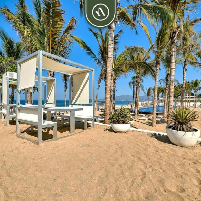 Beachfront 2BR Condo with Pool and Beachclub - Casa - 41