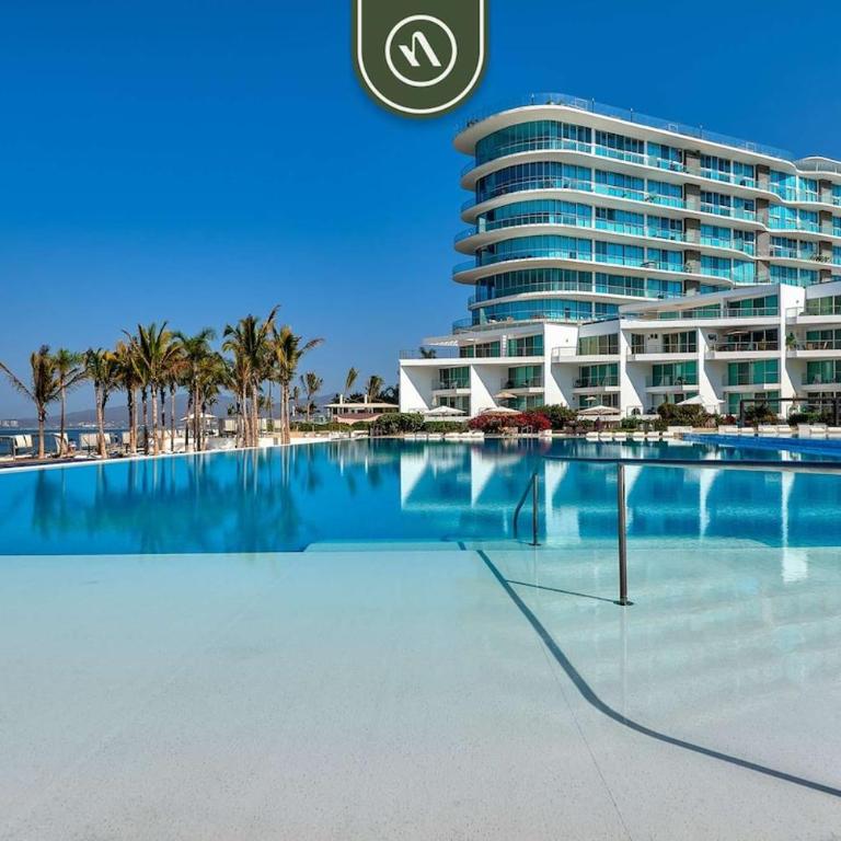 Beachfront 2BR Condo with Pool and Beachclub - Casa - 42