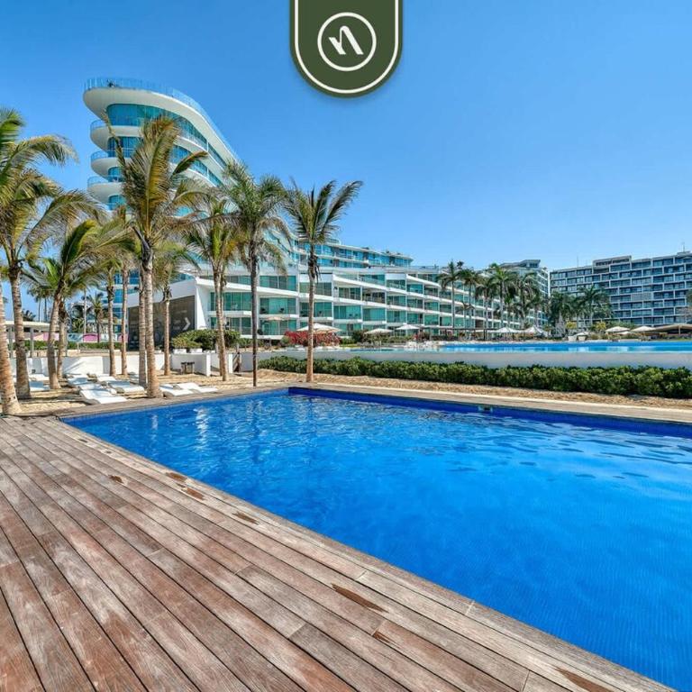 Beachfront 2BR Condo with Pool and Beachclub - Casa - 44