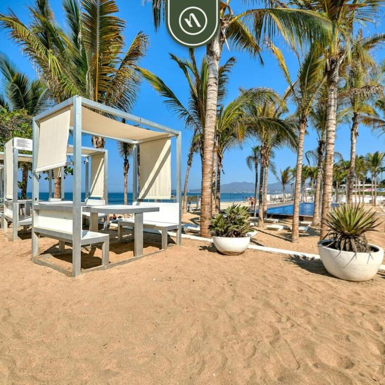 Oceanfront 2BR Condo -Private Balcony - Beach - Casa - 32