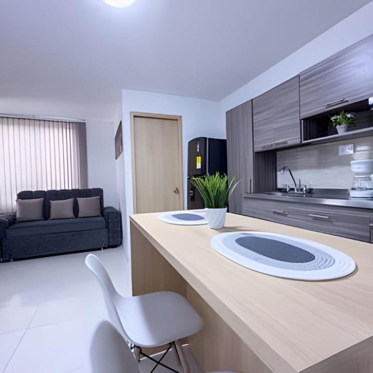 hermoso apartasuite con la mejor ubicación - Three-Bedroom Apartment - 20