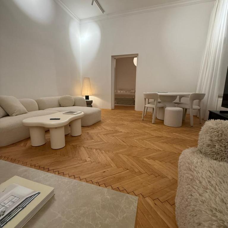 Graz 1464 Historic Apartments, Old Town - Deluxe Apartment mit 2 Schlafzimmern und Gartenblick - 6