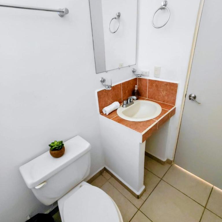 Residencia en Privada con Casa Club y Alberca - Casa de 3 dormitorios - 6