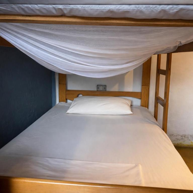 Wild Rover Beach Mancora - Cama en habitación compartida mixta con 6 camas y baño compartido - 4