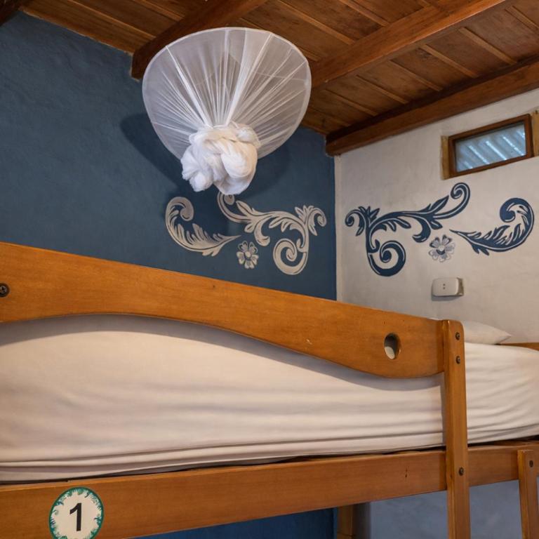 Wild Rover Beach Mancora - Cama en habitación compartida mixta con 6 camas y baño compartido - 5