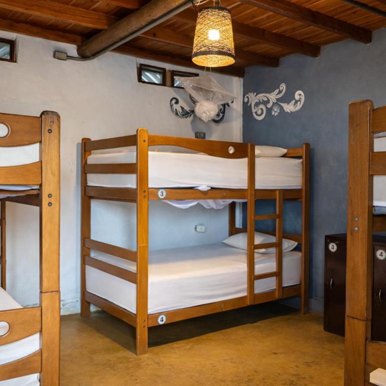 Wild Rover Beach Mancora - Cama en habitación compartida femenina de 6 camas con baño compartido - 2
