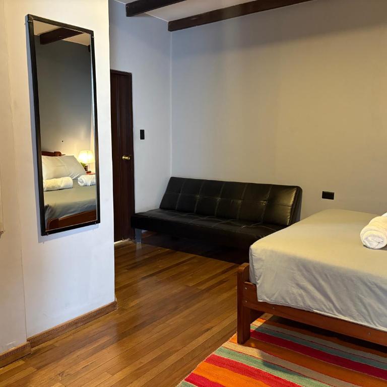 Wild Rover La Paz - Double Room with Private Bathroom - 5