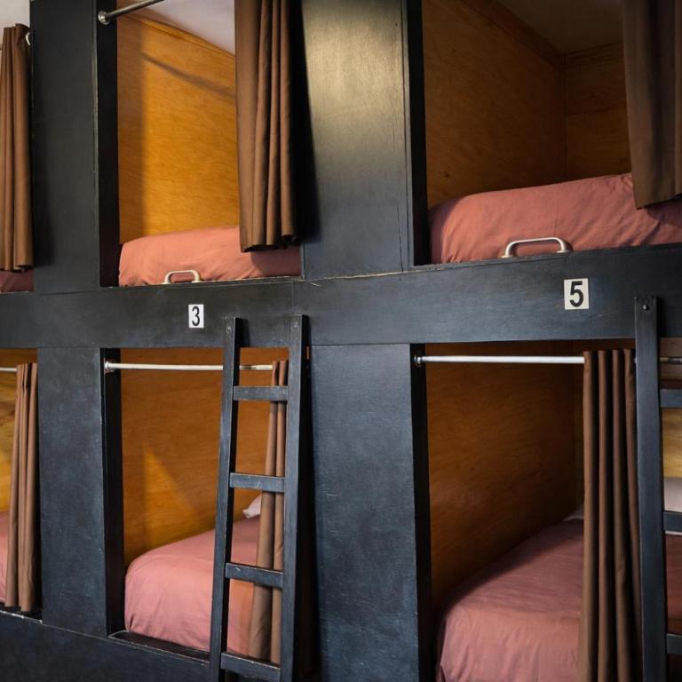 Wild Rover La Paz - Deluxe Pod-Style 6-Bed Dormitory Room with Shared Bathroom - 3
