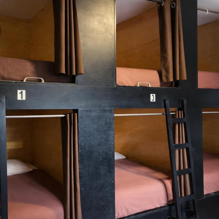 Wild Rover La Paz - Deluxe Pod-Style 6-Bed Dormitory Room with Shared Bathroom - 4