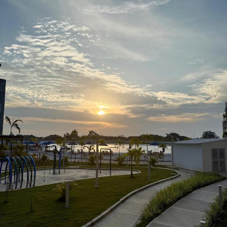 2BR 2BA Apt Baia Kristal Cartagena Crystal Lagoon - Two-Bedroom Apartment with Balcony - 6