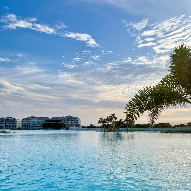 2BR 2BA Apt Baia Kristal Cartagena Crystal Lagoon - Two-Bedroom Apartment with Balcony - 3