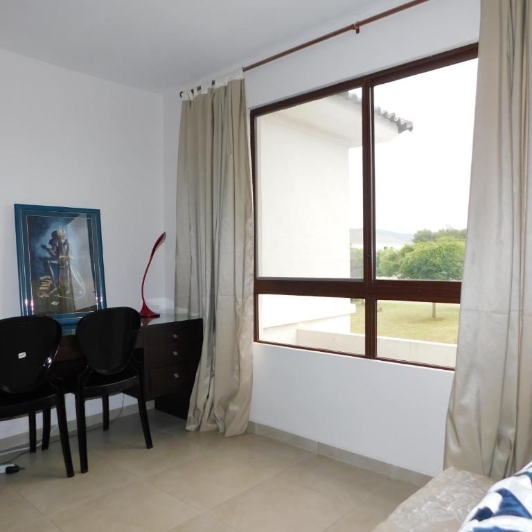 Guayaquil amplia casa 4 dormitorios sector comercial - Four-Bedroom House - 45