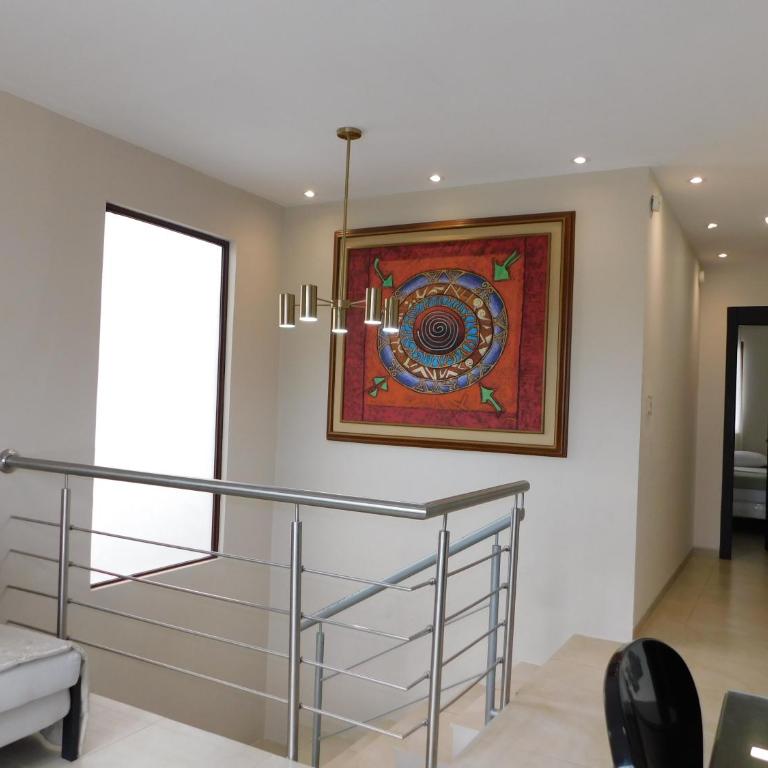 Guayaquil amplia casa 4 dormitorios sector comercial - Four-Bedroom House - 24