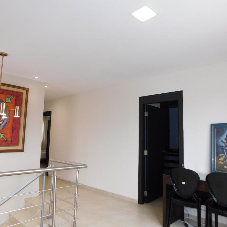 Guayaquil amplia casa 4 dormitorios sector comercial - Four-Bedroom House - 43