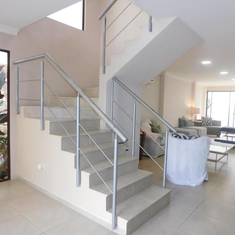 Guayaquil amplia casa 4 dormitorios sector comercial - Four-Bedroom House - 42