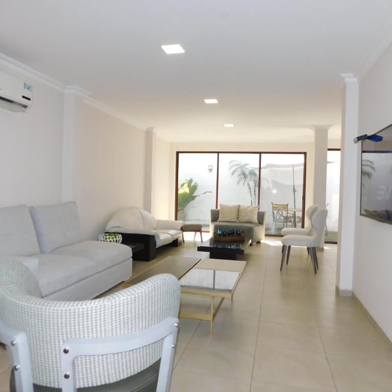 Guayaquil amplia casa 4 dormitorios sector comercial - Four-Bedroom House - 33